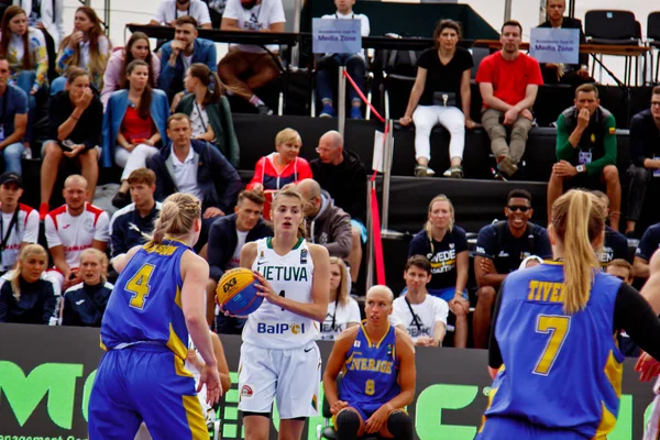 Kiev, Ucrania, 06.29.2019. Campeonato Europeo de Streetball Hombres y mujeres juegan streetball Grupo de Apoyo al Baloncesto — Foto de Stock