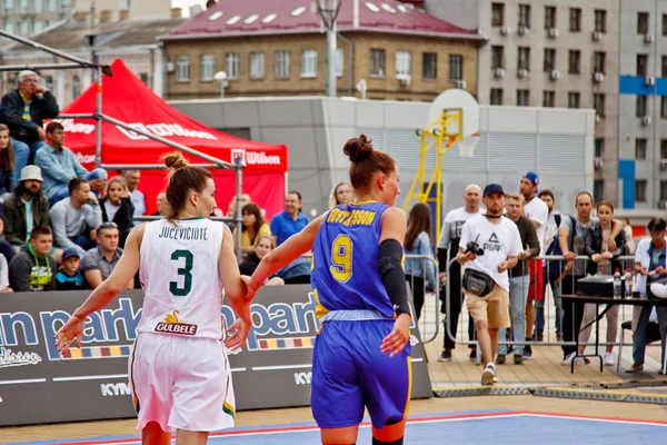 Kiev, Ucraina, 06.29.2019. Campionato Europeo di Streetball Uomini e donne giocano a pallacanestro Gruppo di Supporto — Foto Stock