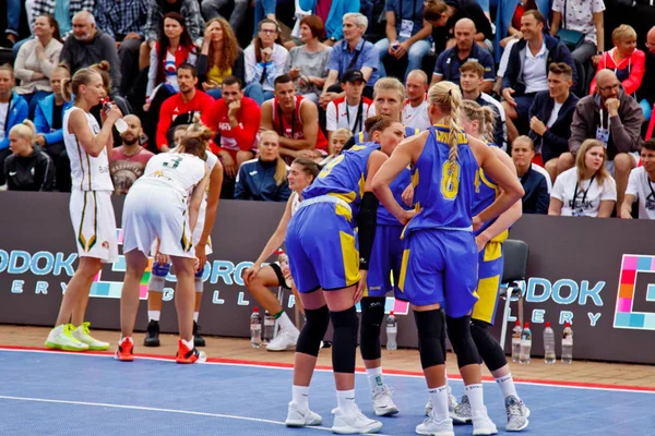 Kiev, Ucrania, 06.29.2019. Campeonato Europeo de Streetball Hombres y mujeres juegan streetball Grupo de Apoyo al Baloncesto — Foto de Stock