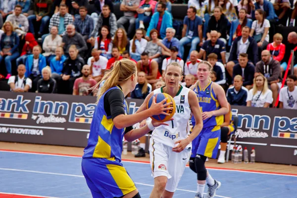 Kijów, Ukraina, 06.29.2019. Mistrzostwa Europy streetball mężczyźni i kobiety grają streetball Koszykówka Support Group — Zdjęcie stockowe