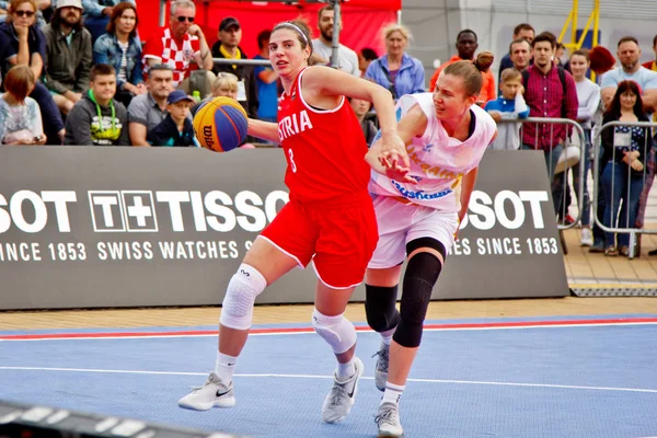 Kiev, Ucrania, 06.29.2019. Campeonato Europeo de Streetball Hombres y mujeres juegan streetball Grupo de Apoyo al Baloncesto — Foto de Stock