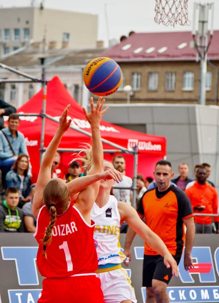 Kiev, Ucrania, 06.29.2019. Campeonato Europeo de Streetball Hombres y mujeres juegan streetball Grupo de Apoyo al Baloncesto —  Fotos de Stock