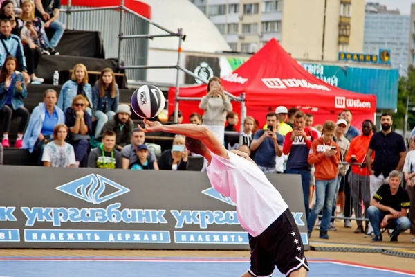 Kiev, Ucrania, 06.29.2019. Campeonato Europeo de Streetball Hombres y mujeres juegan streetball Grupo de Apoyo al Baloncesto —  Fotos de Stock