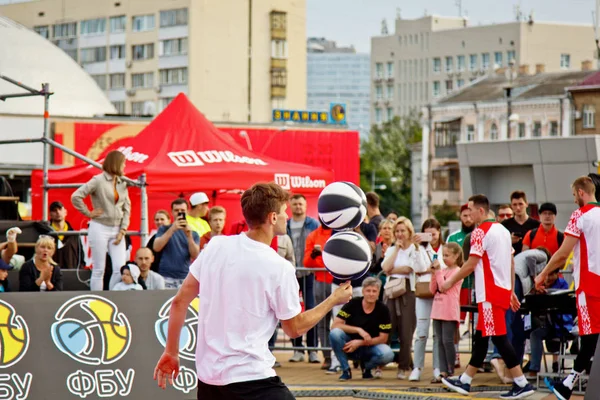 Kiev, Ucraina, 06.29.2019. Campionato Europeo di Streetball Uomini e donne giocano a pallacanestro Gruppo di Supporto — Foto Stock