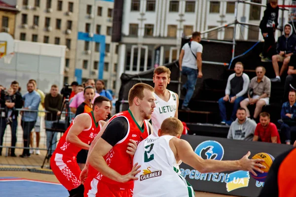 Kiev, Ukraina, 06.29.2019. Europeiska streetball Championship män och kvinnor spela streetball Basketball Support Group — Stockfoto