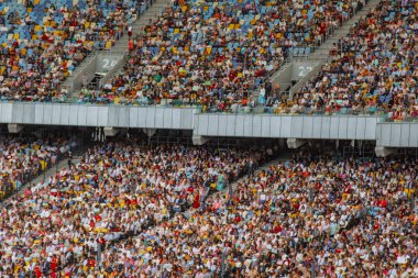 futbol stadyumu içinde görünümü. futbol sahası, boş tribünler, taraftar kalabalığı, gökyüzüne karşı bir çatı