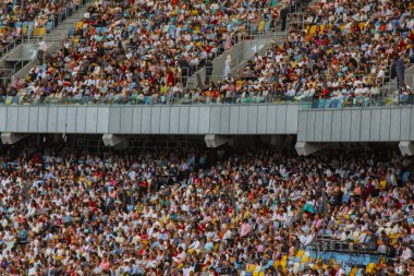 futbol stadyumu içinde görünümü. futbol sahası, boş tribünler, taraftar kalabalığı, gökyüzüne karşı bir çatı