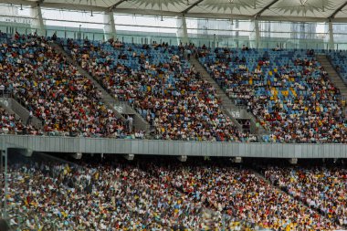 futbol stadyumu içinde görünümü. futbol sahası, boş tribünler, taraftar kalabalığı, gökyüzüne karşı bir çatı