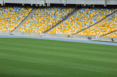 futbol stadyumu içinde görünümü. futbol sahası, boş tribünler, taraftar kalabalığı, gökyüzüne karşı bir çatı