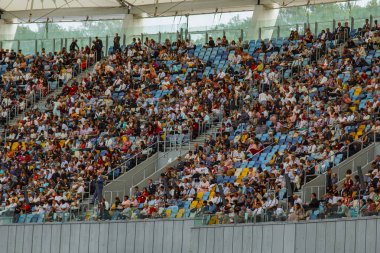 futbol stadyumu içinde görünümü. futbol sahası, boş tribünler, taraftar kalabalığı, gökyüzüne karşı bir çatı