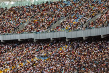 futbol stadyumu içinde görünümü. futbol sahası, boş tribünler, taraftar kalabalığı, gökyüzüne karşı bir çatı