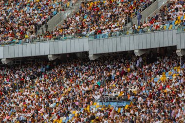 futbol stadyumu içinde görünümü. futbol sahası, boş tribünler, taraftar kalabalığı, gökyüzüne karşı bir çatı