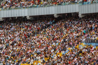 futbol stadyumu içinde görünümü. futbol sahası, boş tribünler, taraftar kalabalığı, gökyüzüne karşı bir çatı