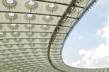 futbol stadyumu içinde görünümü. futbol sahası, boş tribünler, taraftar kalabalığı, gökyüzüne karşı bir çatı