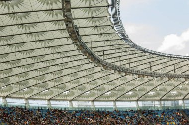 futbol stadyumu içinde görünümü. futbol sahası, boş tribünler, taraftar kalabalığı, gökyüzüne karşı bir çatı