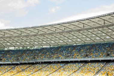 futbol stadyumu içinde görünümü. futbol sahası, boş tribünler, taraftar kalabalığı, gökyüzüne karşı bir çatı