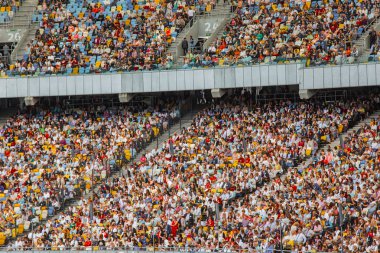 futbol stadyumu içinde görünümü. futbol sahası, boş tribünler, taraftar kalabalığı, gökyüzüne karşı bir çatı