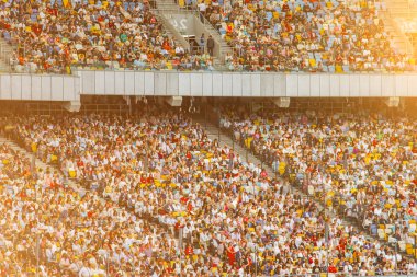 futbol stadyumu içinde görünümü. futbol sahası, boş tribünler, taraftar kalabalığı, gökyüzüne karşı bir çatı