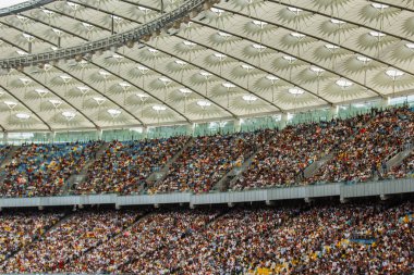 futbol stadyumu içinde görünümü. futbol sahası, boş tribünler, taraftar kalabalığı, gökyüzüne karşı bir çatı