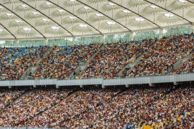 futbol stadyumu içinde görünümü. futbol sahası, boş tribünler, taraftar kalabalığı, gökyüzüne karşı bir çatı