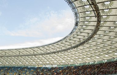 futbol stadyumu içinde görünümü. futbol sahası, boş tribünler, taraftar kalabalığı, gökyüzüne karşı bir çatı