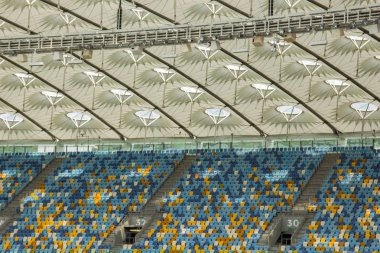 futbol stadyumu içinde görünümü. futbol sahası, boş tribünler, taraftar kalabalığı, gökyüzüne karşı bir çatı