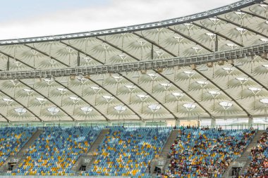 futbol stadyumu içinde görünümü. futbol sahası, boş tribünler, taraftar kalabalığı, gökyüzüne karşı bir çatı