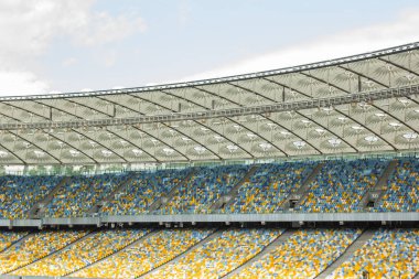 futbol stadyumu içinde görünümü. futbol sahası, boş tribünler, taraftar kalabalığı, gökyüzüne karşı bir çatı