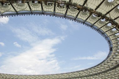 futbol stadyumu içinde görünümü. futbol sahası, boş tribünler, taraftar kalabalığı, gökyüzüne karşı bir çatı