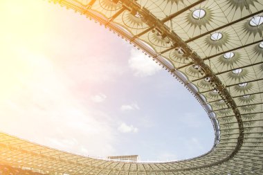futbol stadyumu içinde görünümü. futbol sahası, boş tribünler, taraftar kalabalığı, gökyüzüne karşı bir çatı
