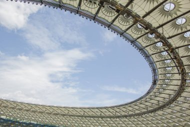 futbol stadyumu içinde görünümü. futbol sahası, boş tribünler, taraftar kalabalığı, gökyüzüne karşı bir çatı