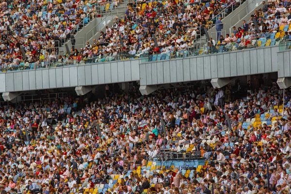 Stadion piłkarski wewnątrz. boisko do piłki nożnej, puste stoiska, tłum fanów, dach z nieba — Zdjęcie stockowe