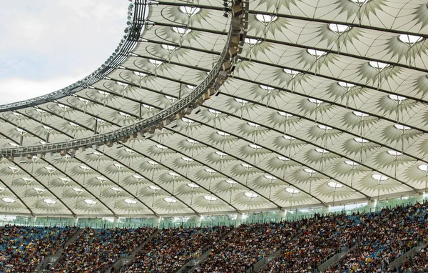 futbol stadyumu içinde görünümü. futbol sahası, boş tribünler, taraftar kalabalığı, gökyüzüne karşı bir çatı