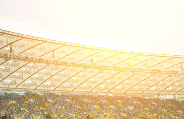 Estadio de fútbol vista interior. campo de fútbol, puestos vacíos, una multitud de fans, un techo contra el cielo — Foto de Stock