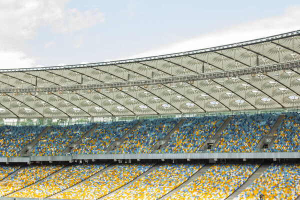 футбольный стадион с видом изнутри. футбольное поле, пустые трибуны, толпа фанатов, крыша над небом
