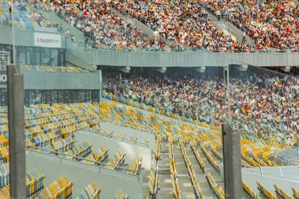 サッカースタジアム内の眺め。サッカー場、空のスタンド、ファンの群衆、空に対する屋根 — ストック写真