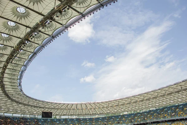 futbol stadyumu içinde görünümü. futbol sahası, boş tribünler, taraftar kalabalığı, gökyüzüne karşı bir çatı