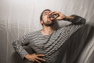 Erkek alkolizmi. İçen bir baba, votka içen bir adam. Kötü hissediyorum. Saldırı, evde içki içmek. alkolü bırak