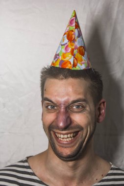 Erkek alkolizmi. İçen bir baba, votka içen bir adam. Kötü hissediyorum. Saldırı, evde içki içmek. alkolü bırak