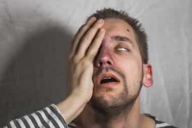 Erkek alkolizmi. İçen bir baba, votka içen bir adam. Kötü hissediyorum. Saldırı, evde içki içmek. alkolü bırak