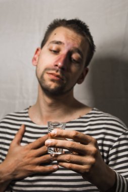 Erkek alkolizmi. İçen bir baba, votka içen bir adam. Kötü hissediyorum. Saldırı, evde içki içmek. alkolü bırak