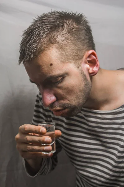 Alcoolismo masculino. Pai bebendo, um homem bebe vodka. sentir-me mal. assalto, bebida em casa. parar o álcool — Fotografia de Stock