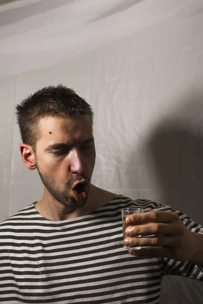 Male alcoholism. drinking father, a man drinks vodka. feeling unwell. assault, booze at home. stop alcohol — Stock Photo, Image