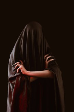 Bir cadının suretinde uzun saçlı bir kız kendini ateşe vermeye çalışıyor. Aşk büyüsü ve hasar için mumlarla yapılan ayinler. Kötü bir ruhun vücuttan atılması.