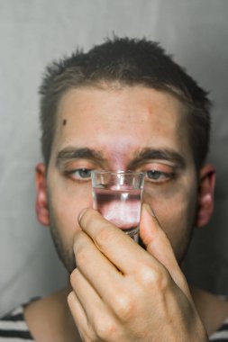 Alkolizmden muzdarip bir adam evde tek başına votka içer, alkole karşı harekete geçer..