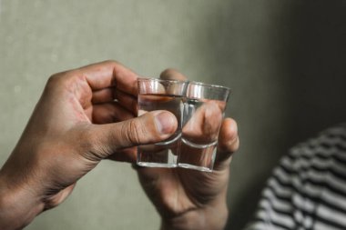 Alkolizmden muzdarip bir adam evde tek başına votka içer, alkole karşı harekete geçer..