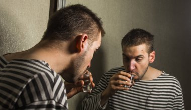Alkolizmden muzdarip bir adam evde tek başına votka içer, alkole karşı harekete geçer..