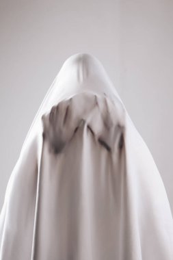 Bir cadının suretinde uzun saçlı bir kız kendini ateşe vermeye çalışıyor. Aşk büyüsü ve hasar için mumlarla yapılan ayinler. Kötü bir ruhun vücuttan atılması.