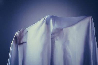 Bir cadının suretinde uzun saçlı bir kız kendini ateşe vermeye çalışıyor. Aşk büyüsü ve hasar için mumlarla yapılan ayinler. Kötü bir ruhun vücuttan atılması.