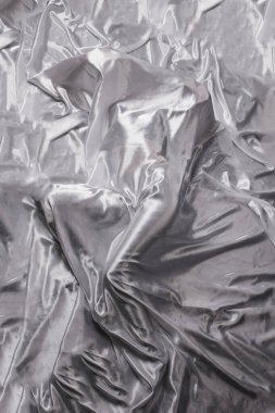 Sisli camların arkasında bir kadının silüeti. Öteki dünyadan gelen kötü ruh konsepti. Kumaştan geçen korkunç ölüm elleri..